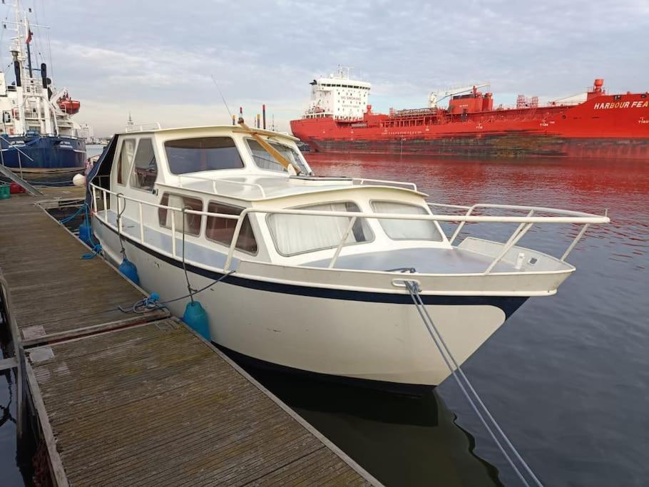 Suesses Motorboot - Bremen Ueberseestadt المظهر الخارجي الصورة